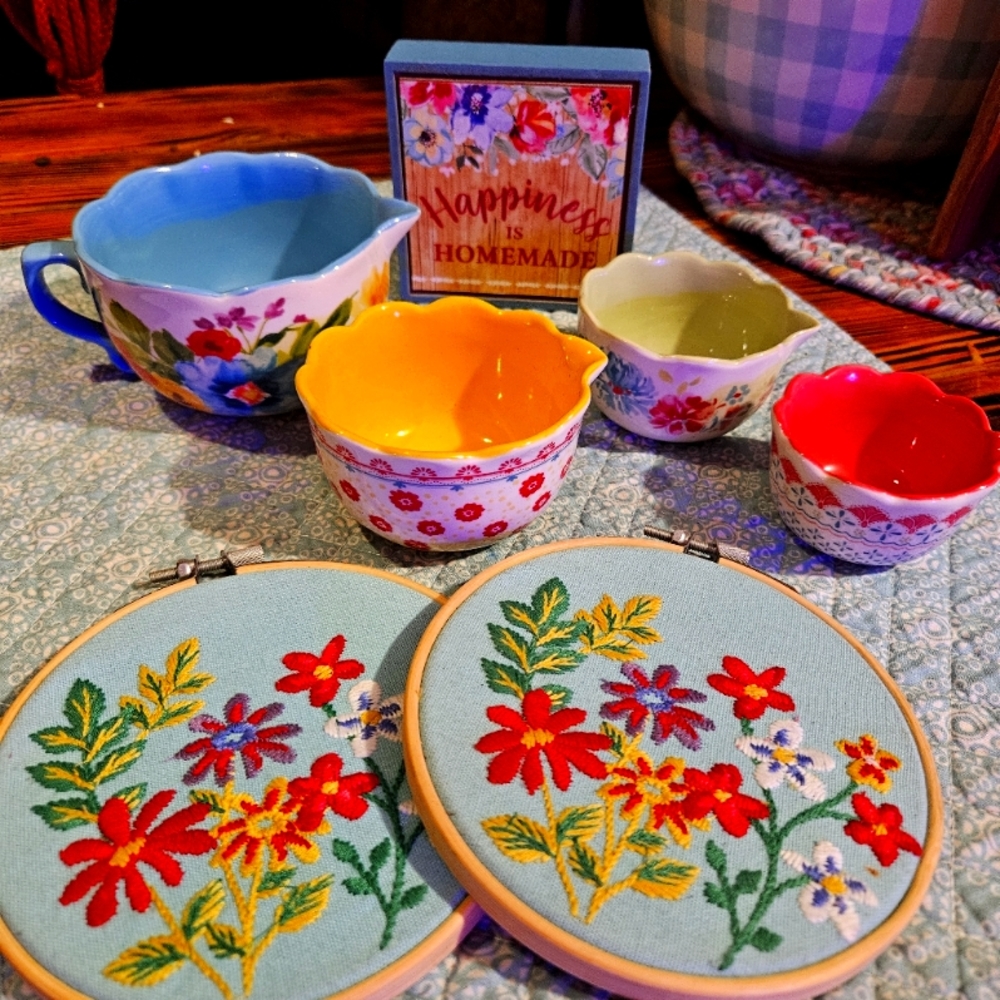 The Pioneer Women Set of Nesting Measuring Cups